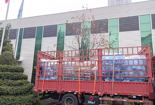 【川一股份】水處理設(shè)備+大桶水灌裝線水廠設(shè)備裝車發(fā)往海南省