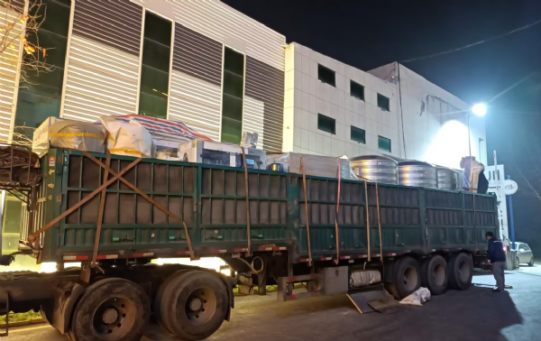 【川一股份】桶裝水+瓶裝水水廠灌裝設(shè)備裝車(chē)發(fā)往青海門(mén)源縣