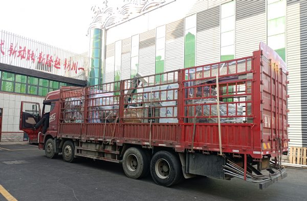 【川一股份】300桶大桶水灌裝線水廠設備裝車發(fā)往北京市石景山